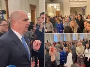 Bolojan concediază, țara aplaudă