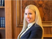 Cine e Cristina Tărteață, funcţionara revoltată de concedierile anunţate de Bolojan. Conduce un Lexus: „Noi nu trăim ca nababii aici”