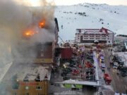 Cel puțin 66 de persoane au murit după ce un incendiu a izbucnit într-un resort de schi. Alți 51 de oameni au fost răniți / VIDEO