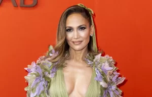 jennifer-lopez-fara-lenjerie-intima-in-videoclipul-cant-get-enough--scaled