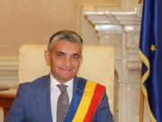 Descinderi DNA la primarul din Sinaia, cu castel de 2 mil. € în Franţa. Vlad Oprea, acuzat de trafic de influenţă şi luare de mită, adus la Bucureşti