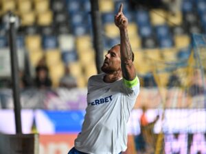 Denis Alibec se bucurÄ� dupa un gol marcat in meciul de fotbal dintre Petrolul Ploiesti si Farul Constanta, din cadrul S