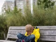 O bătrână a adoptat un băiețel pierdut, care avea doar un bilet în buzunar. Ce lecție de viață i-a oferit el mai târziu mamei biologice