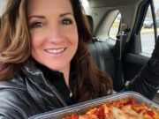 Soțul meu m-a rugat să-i duc cina mamei sale bolnave – pe drum, avocatul meu m-a sunat țipând: „Întoarce-te acum!