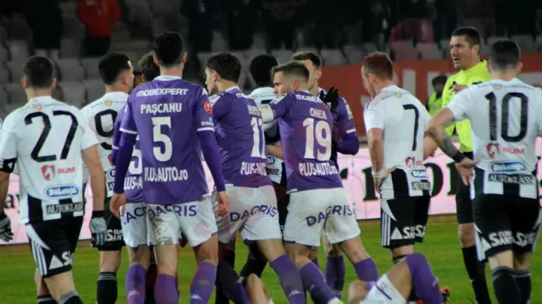 Verdictul specialistului după faza controversată de la U Cluj – Rapid 2-1: „Trebuia dictat penalty!”