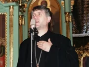 Ce s-a ales de Cristian Pomohaci, la 8 ani după ce a fost răspopit. A fost fotografiat cu o celebră vedetă TV, în fața unui hotel din București