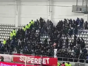 Scandal în peluză la meciul Dinamo – Farul 0-2: un suporter al „câinilor” s-a infiltrat în galeria oaspeților și a încercat să le fure steagul! Jandarmeria a intervenit în forță