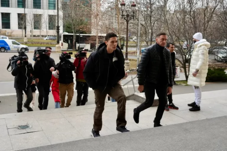 David Popovici obține ordin de protecție împotriva vecinului care a ameninţat că-i incendiază maşina / Ce a declarat sportivul la instanță