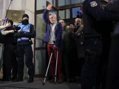 FOTO/VIDEO Călin Georgescu a plecat de la Parchetul General, după mai bine de 5 ore de audieri, în uralele și aplauzele susținătorilor săi. Mulțimea i-a scandat numele: „Georgescu Președinte!” / Ce a răspuns Georgescu, întrebat dacă mai candidează