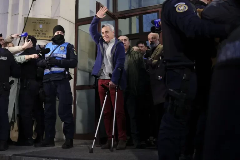 FOTO/VIDEO Călin Georgescu a plecat de la Parchetul General, după mai bine de 5 ore de audieri, în uralele și aplauzele susținătorilor săi. Mulțimea i-a scandat numele: „Georgescu Președinte!” / Ce a răspuns Georgescu, întrebat dacă mai candidează