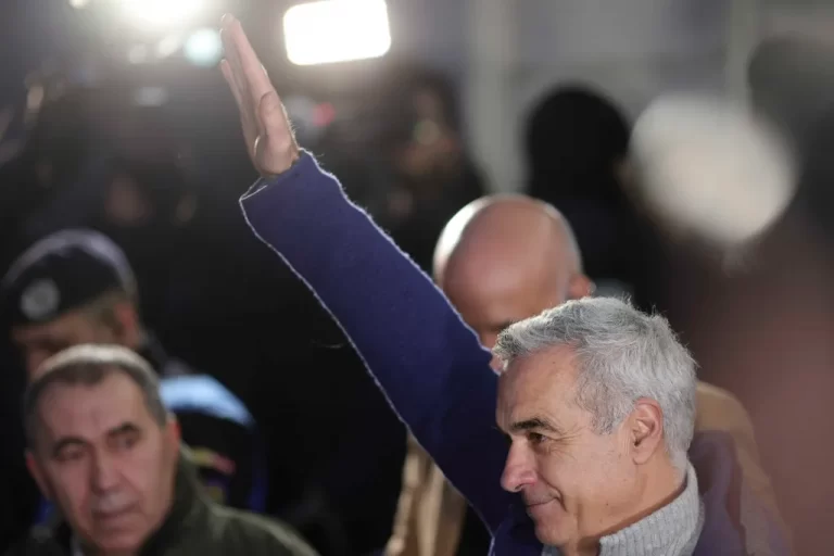 VIDEO Dezbatere în spațiul public privind salutul făcut de Călin Georgescu la ieșirea de la Parchet