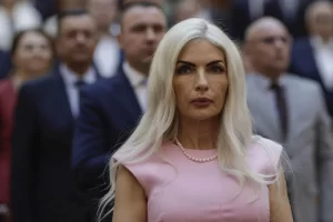 Laura-Vicol-in-Parlament