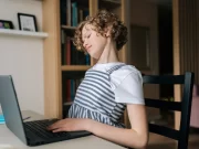 Studiu: Unu din patru copii români are dureri de spate cauzate de postura greșită. Ce riscuri există pe termen lung