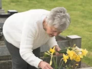 Surpriza de la mormânt: Plăcinta lăsată pentru fiul ei a ajuns la un băiețel flămând