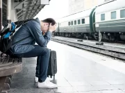 ”Într-o dimineață, m-am dus la gară și m-am urcat în primul tren. Eram singur în compartiment, am adormit și m-am trezit la capăt de linie, la București. Când am coborât, se lumina de ziuă. Era o dimineață destul de rece, eram cam subțire îmbrăcat și mergeam zgribulit spre ieșire. La un moment dat, am văzut o femeie bine îmbrăcată, înconjurată de valize, plângea. M-am oferit să o conduc până la taxi. Nici nu mai știu cum am ajuns la ea acasă. ”Soțul” i-a lăsat un mesaj pe masa din bucătarie.” N-am să uit niciodată ce s-a întâmplat mai departe: