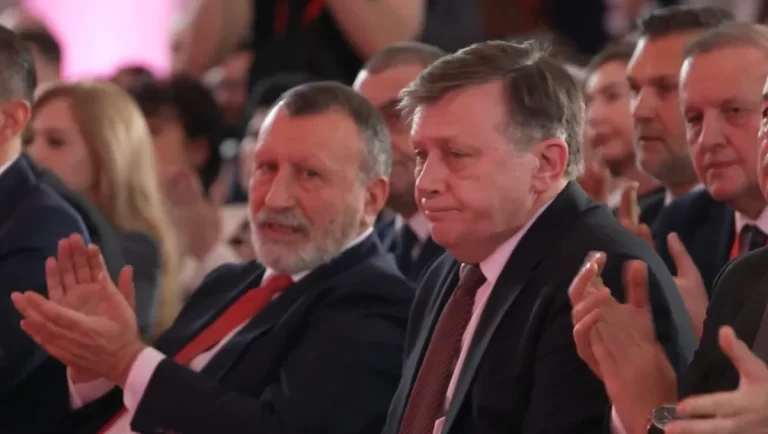 Paul Stănescu, surprins cum îi suflă lui Crin Antonescu, la Congresul PSD / video viral
