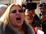 S.O.S. a rămas fără şase parlamentari încă din prima zi de plen. Patru deputaţi şi doi senatori şi-au dat demisia din partidul Dianei Şoşoacă