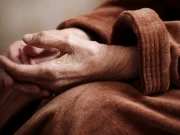 Zeci de vârstnici ținuți în condiții insalubre în azile din Timiș, Bacău și Bihor. Mâncare și medicamente expirate, printre neregulile găsite de ANPC