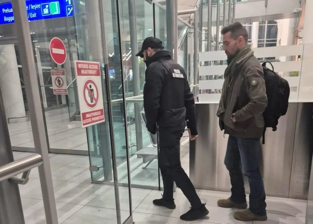 Antena3: Eugen Sechila, „umbra” lui Călin Georgescu, a fost oprit pe aeroport și dus la audieri / UPDATE Sechila a ajuns la Parchetul General sub escortă Antena3: Eugen Sechila, „umbra” lui Călin Georgescu, a fost oprit pe aeroport și dus la audieri / UPDATE Sechila a ajuns la Parchetul General sub escortă