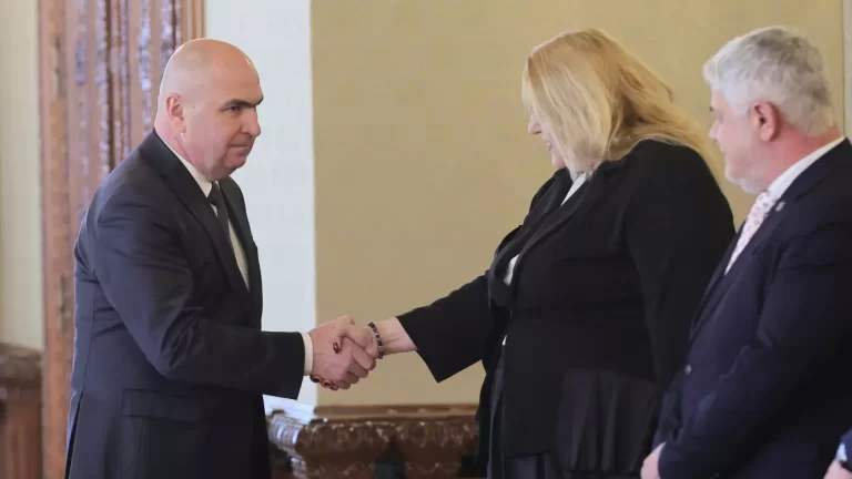 Ce i-a cerut Șoșoacă lui Bolojan la Cotroceni. România revizionistă a „suveraniștilor”Citeşte întreaga ştire: Ce i-a cerut Șoșoacă lui Bolojan la Cotroceni. România revizionistă a „suveraniștilor”