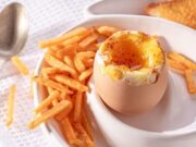 Cum fierbi perfect un ou, de fapt. O să rămâi surprins după ce afli cât trebuie să îl ții în apă