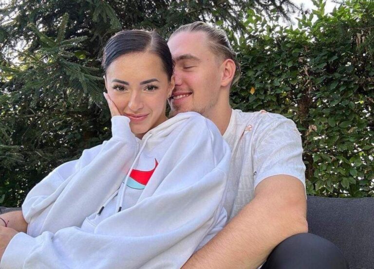 Larisa Iordache, prima imagine de pe patul de spital. Fosta gimnastă va naște în mai puțin de 24 de ore / FOTO