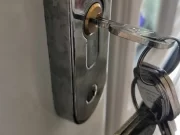 De ce nu trebuie să lași cheile în ușă noaptea: metoda simplă prin care hoții pot intra în casă