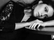 „E ziua ei liberă, dar nu și a lui. A plecat la muncă înainte să se trezească ea, nici măcar nu a intrat în dormitor să-i spună bună dimineața.” Te răvăşeşte complet – am citit cu lacrimi în ochi. „Păcat că nu mi-a venit ideea asta acum un an, când…”