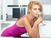 La ce vârstă te lovește cel mai tare mahmureala? De ce pensionarii sunt mai rezistenți ca tinerii?