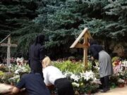 O fata a mers cu un baiat necredincios la mormantul Parintelui Arsenie Boca. Fiindca nu avea credința, baiatul a refuzat sa se inchine cand au ajuns acolo