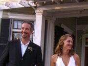 Lucram ca ospătăriță la o nuntă scumpă, iar atunci când am văzut că soțul meu era mirele, am înghețat.