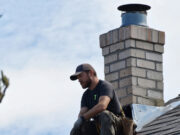 Un muncitor a descoperit o ascunzătoare secretă în șemineul unei bătrâne sărmane