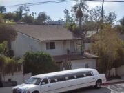 Omul își dă întregul salariu unei femei cu un copil care cerea bani pentru un bilet — a doua zi, o limozină mare și albă oprește în fața casei sale.