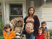 O mamă vinde un cărucior vechi pentru a hrăni 4 copii, îl găsește a doua zi pe pragul casei cu un bilet înăuntru.