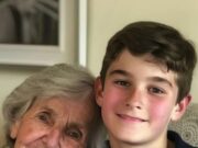 Ești o femeie bătrână și plictisitoare! Toată lumea crede că ești bunica mea