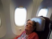 Pasagerii de la clasa business vor ca o bătrână sărmană să plece, dar la sfârșitul zborului, pilotul îi vorbește.