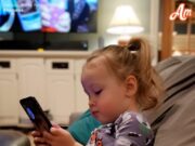 Fetița mea a răspuns la telefonul soțului meu și a uitat să închidă – Atunci am auzit vocea unei femei spunând: „Tati și cu mine avem multe secrete”