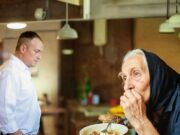 Proprietarul restaurantului a comandat unei bătrâne fără adăpost să-și termine pâinea și să plece imediat