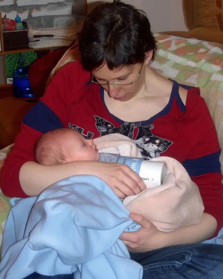 Soțul meu mi-a umilit public corpul după naștere de ziua mamei – dar soacra mea i-a dat o lecție adevărată.
