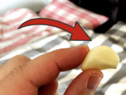 Pune usturoi sub pernă în fiecare seară! Te va uimi efectul acestui truc