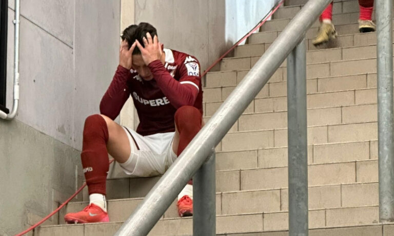 Foto Exclusiv Imaginea deznădejdii, după ce Rapid a pierdut în prelungiri cu Universitatea Craiova