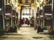 Mă aflam în autobuz. Mi-am validat biletul de transport și mi-am pus căștile. Afundat în muzica mea, dintr-o dată aud prin căști o femeie care țipa. Ce se întâmpla