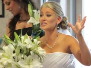 Alexandra: „Eram în fața ofițerului de la starea civilă. Partenerul meu tocmai ce spusese un „da” hotărât, eu n-am mai apucat… Un telefon suna foarte tare. Culmea, era chiar mobilul meu. Am cerut scuze invitaților, era un telefon important…” Persoana care a sunat-o a dat totul peste cap, de necrezut ce-a urmat: