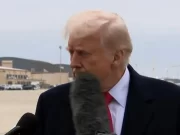 Donald Trump a fost LOVIT cu un microfon peste față. „Tocmai a devenit o mare știre”. Cum s-a produs accidentul devenit viral