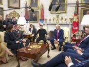 FOTO Înaintea dialogului încins de la Casa Albă, Volodimir Zelenski îi dăduse lui Donald Trump un cadou prețios din lumea sportului! Imaginile au apărut pe internet