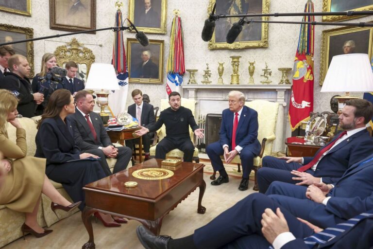 FOTO Înaintea dialogului încins de la Casa Albă, Volodimir Zelenski îi dăduse lui Donald Trump un cadou prețios din lumea sportului! Imaginile au apărut pe internet