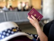 Influenceriţă celebră, reţinută de oamenii legii pe aeroport. Ofiţerii nu au recunoscut-o în poza din paşaport din cauza operaţiilor estetice