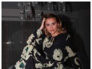 Cum și-a sărbătorit Adina Buzatu ziua de naștere, la câteva zile după operația la picior. Imagini cu designerul vestimentar în cârje: „La mulți ani mie!”