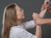 Un tânăr din Iași a intrat pe furiș în casa fostei sale iubite. I-a stricat telefonul, iar mai apoi i-a smuls părul din cap