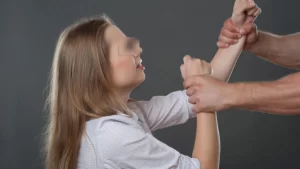 o-poza-cu-un-tanar-care-intra-peste-iubita-lui-in-casa-1200x675